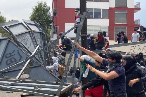 Estudiantes de la UAEMéx toman el Edificio Administrativo en protesta por el proceso de elección de rectoría